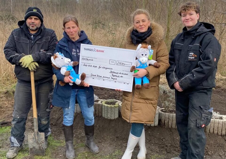 Die Filiale Dortmund bei der Spendenübergabe bei der Stiftung Help and Hope.