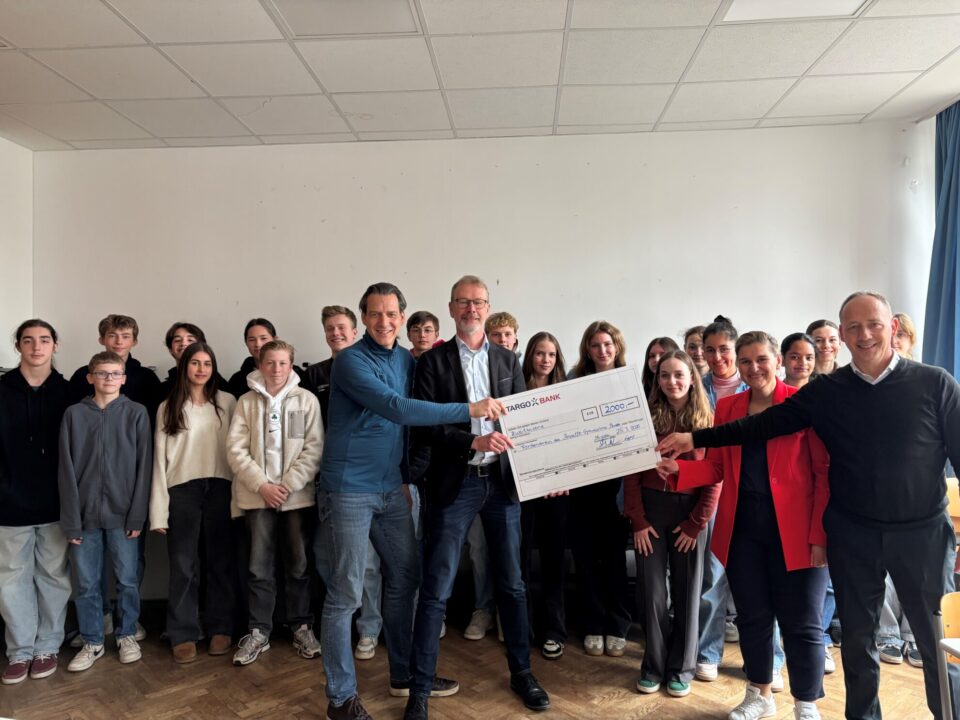 Filiale Münster bei der Spendenübergabe in einer Schule.