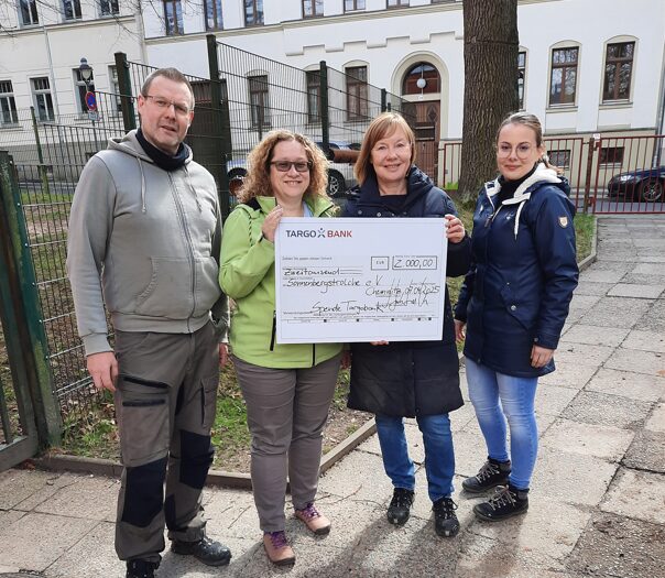 Spendenübergabe beim Freiwilligentag.