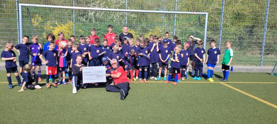 Filiale Schwerin mit Kindern des FC Mecklenburg Schwerin bei der Spendenübergabe.