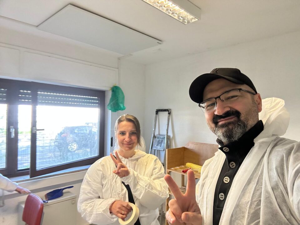 Zwei Kolleg*innen im Büro beim Freiwilligentag