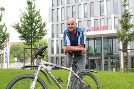 Gerrit Pape mit Fahrrad vor der TARGOBANK.