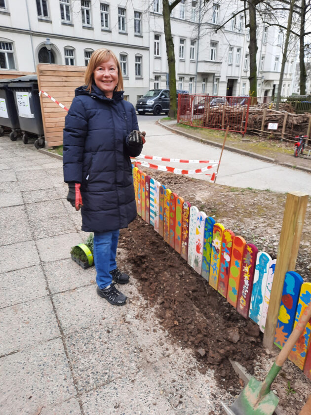 Elke Schwenk bei Arbeiten im Vorgarten des Kindergartens.