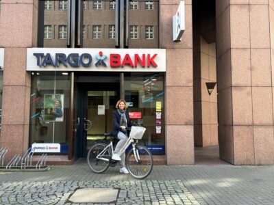 Miriam Pick mit Fahrrad vor der TARGOBANK
