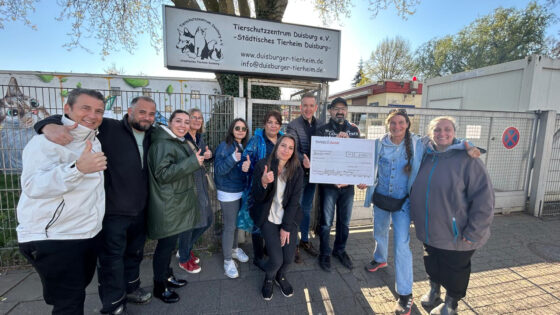 TARGOBANKER*INNEN bei der Spendenübergabe vor dem Duisburger Tierheim.
