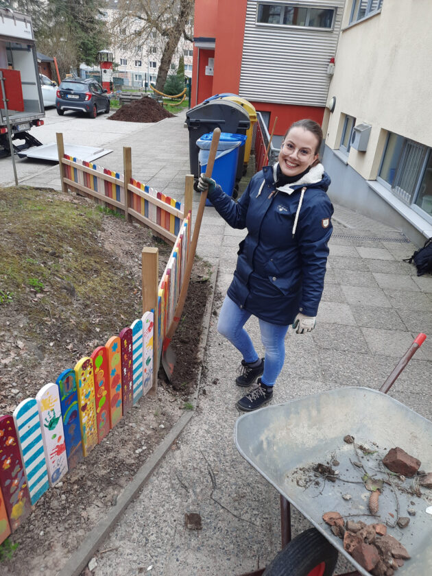 Lisa Grassmann bei Arbeiten im Vorgarten des Kindergartens.