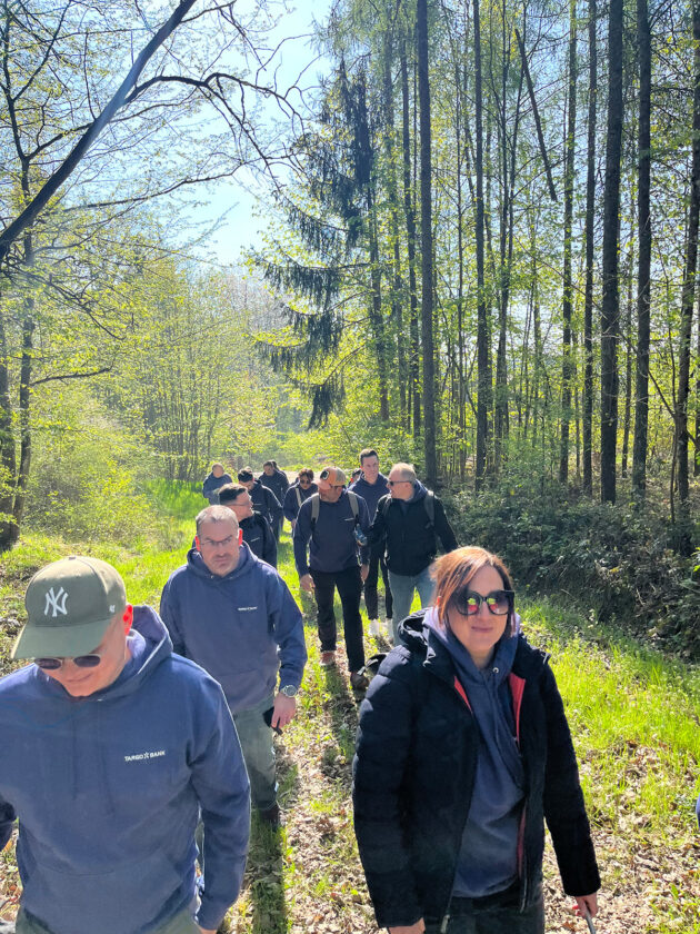 Mitarbeitende der TARGOBANK laufen durch dem Dambacher Wald.