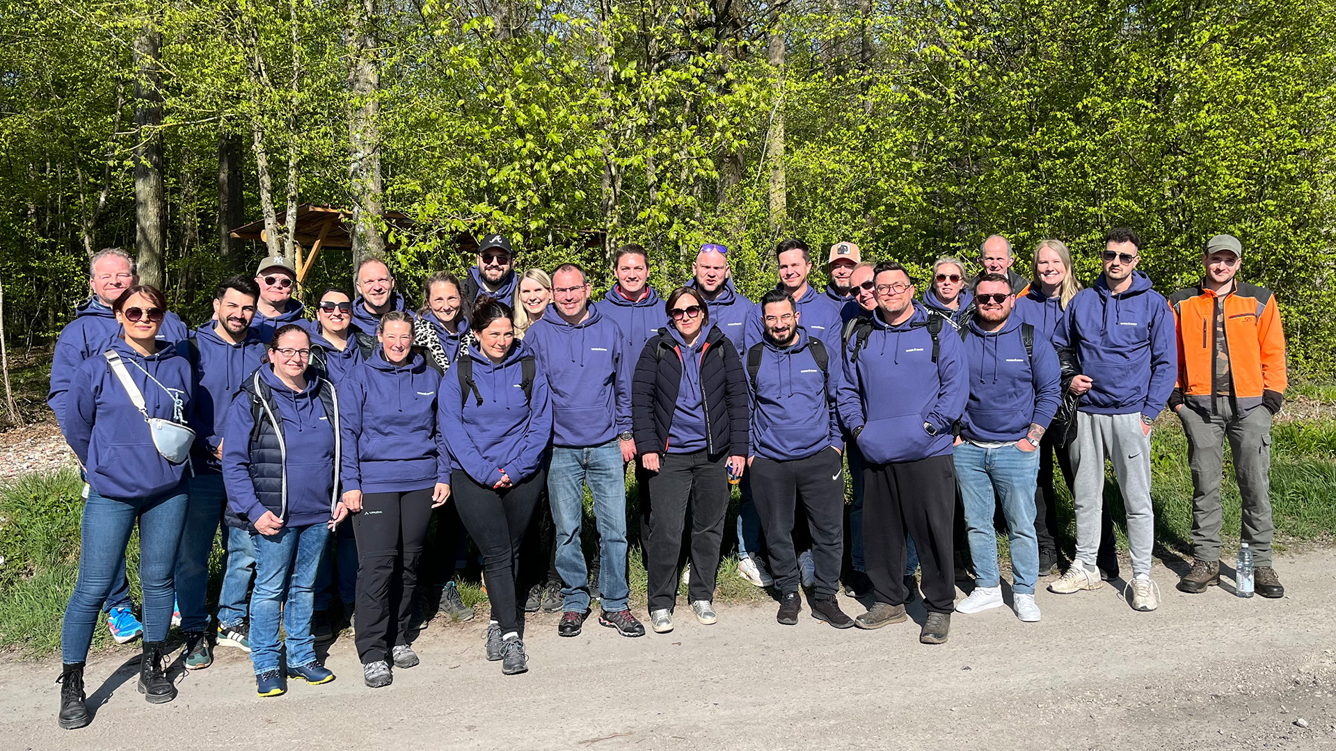 25 Führungskräfte der TARGOBANK im Dambacher Wald machen einen Gruppenfoto.