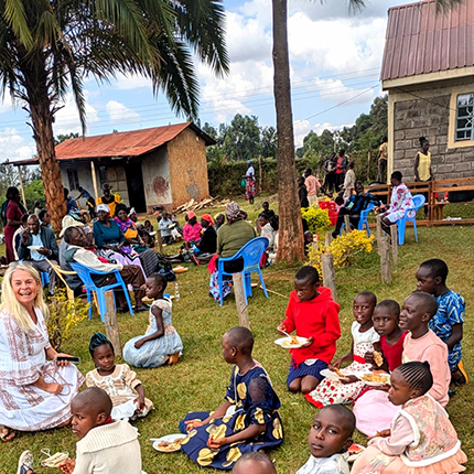 Marina Kranjcevic mit Kindern in Kenia bei einem Dorffest