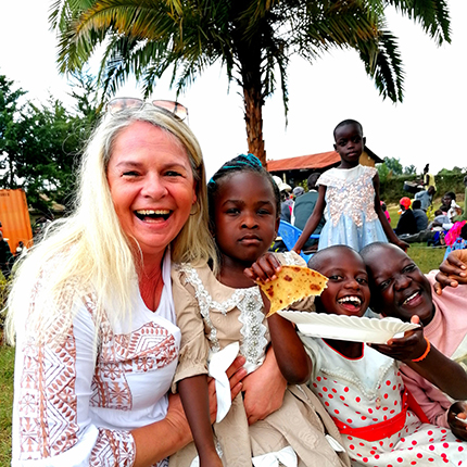 Marina Kranjcevic mit Kind in Kenia