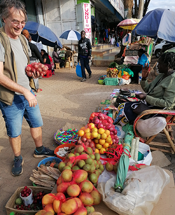 Obststand auf einem Markt in Kenia.
