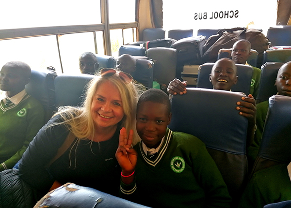 Marina Kranjcevic mit Kind in Kenia