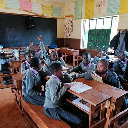 Kinder in Kenia in der Schule.