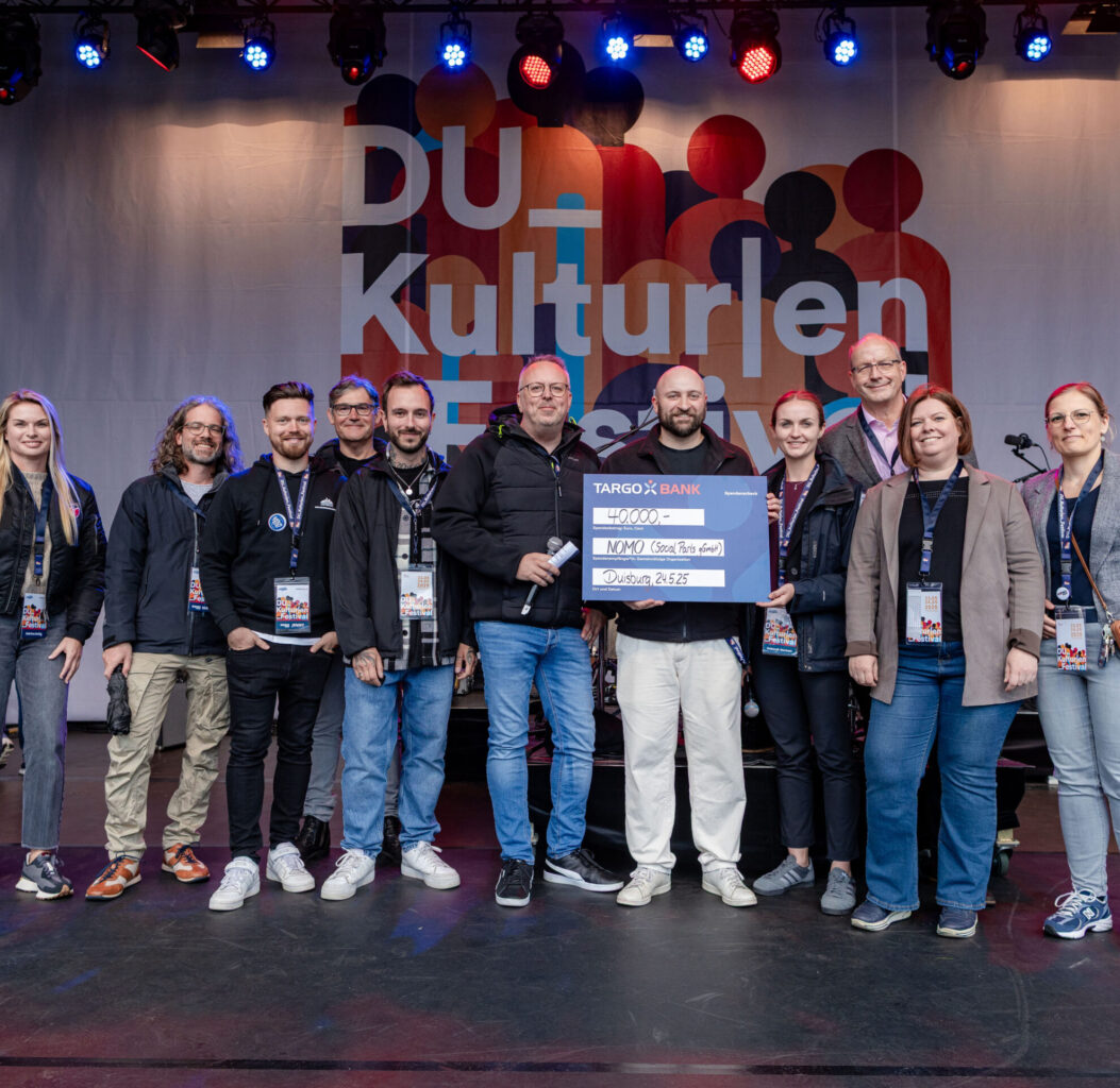 Gruppe bei Spendenübergabe zum DU_Kultur|en_Festival