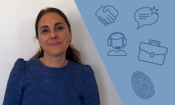 Eine Frau mit langen braunen Haaren trägt ein blaues Oberteil mit Spitzenmuster. Sie lächelt freundlich in die Kamera. Im Hintergrund sind Symbole wie ein Handschlag, ein Sprechblasen-Icon, ein Headset, eine Aktentasche und ein Fingerabdruck auf einer blauen Fläche zu sehen. Die Darstellung wirkt professionell und einladend.