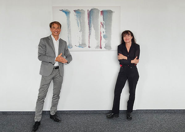Dr. Christoph Lind und Nathalie Guski vor ihrem Bild in der Filiale
