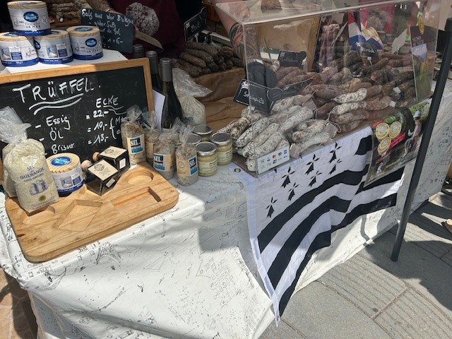 Verkaufsstand mit Wurstwaren