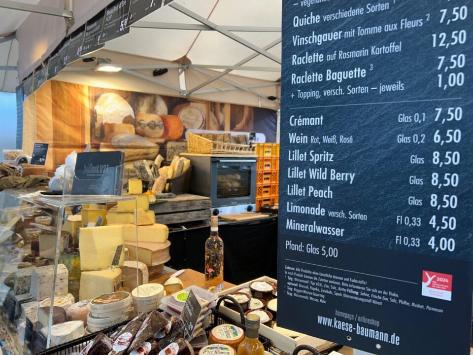 Verkostungsstand mit Käse