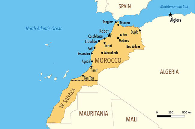 Eine Karte von Marokko, die die wichtigsten Städte wie Rabat, Casablanca, Marrakesch und Tanger zeigt. Die Karte hebt auch die Lage zu Spanien und Algerien hervor, mit dem Nordatlantischen Ozean im Westen und der westlichen Sahara im Süden. Neben Städten sind auch geografische Merkmale und Grenzen zu anderen Ländern wie Mauretanien und Mali sichtbar.