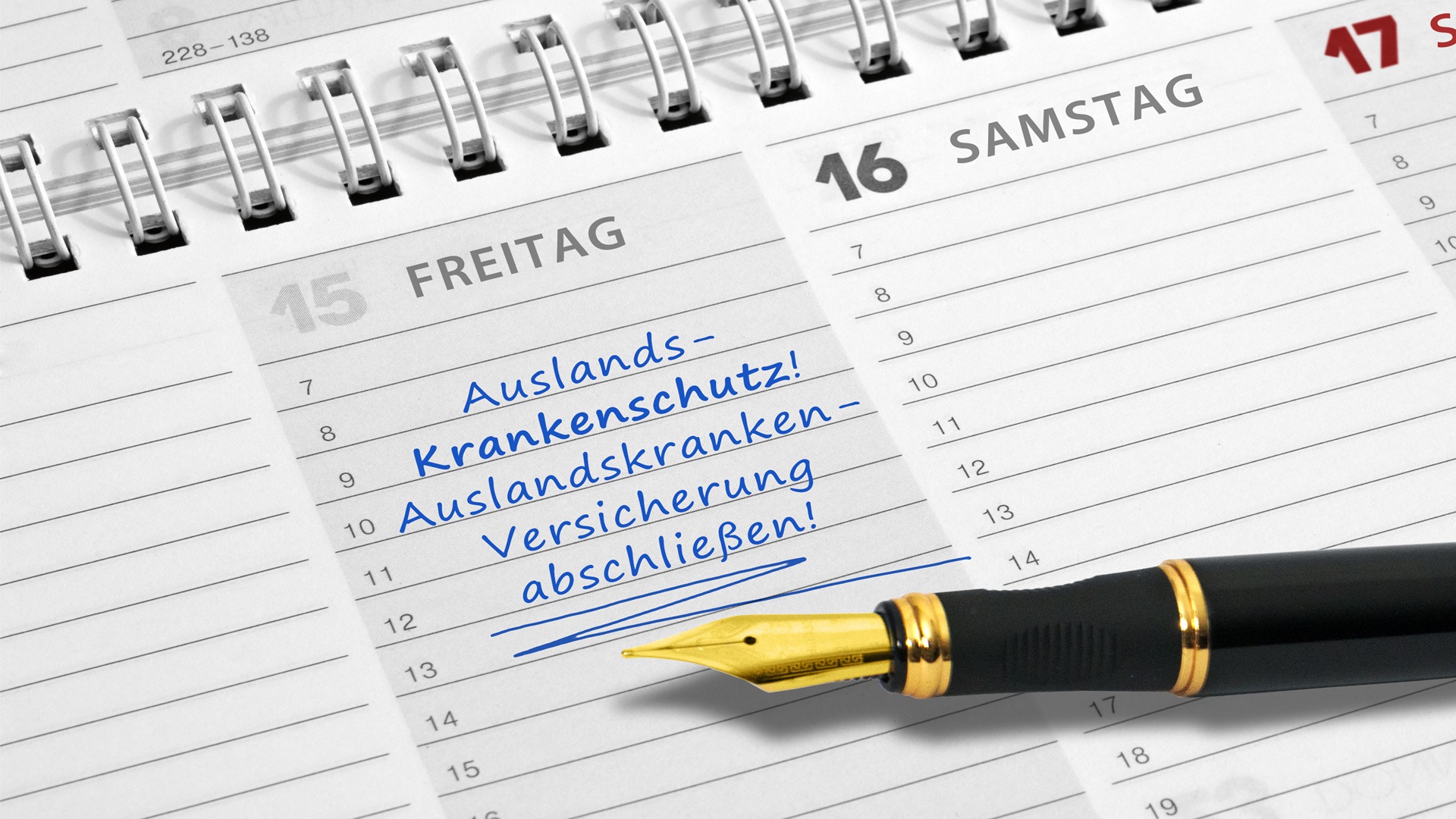 Ein Kalenderblatt zeigt den Freitag, den 15. mit den Notizen "Auslands-Krankenschutz!" und "Auslands-Kranken-Versicherung abschließen!". Ein Füllfederhalter liegt am unteren Rand.