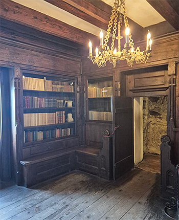 Eine alte, versteckte Bibliothek
