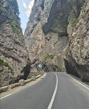 Eine Straße mit Gebirge drumherum