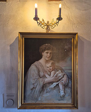 Ein altes Gemälde an einer Wand