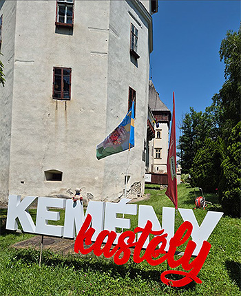 Ein Schloss mit der Schrift "Kemeny Kastely" davor.