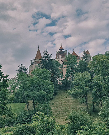 Ein Schloss umgeben von Natur