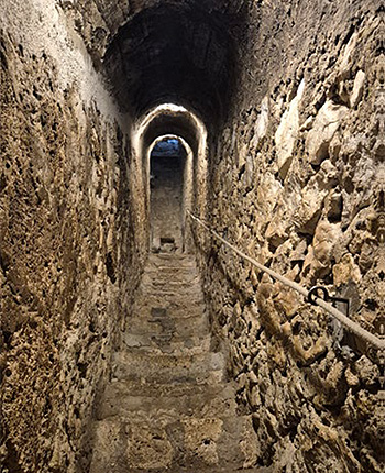 Ein Geheimtunnel aus Steinwänden