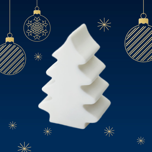 Ein weißer Weihnachtsbaum aus einem dreidimensionalen Material, umgeben von goldenen Weihnachtskugeln und Schneeflocken auf einem blauen Hintergrund.