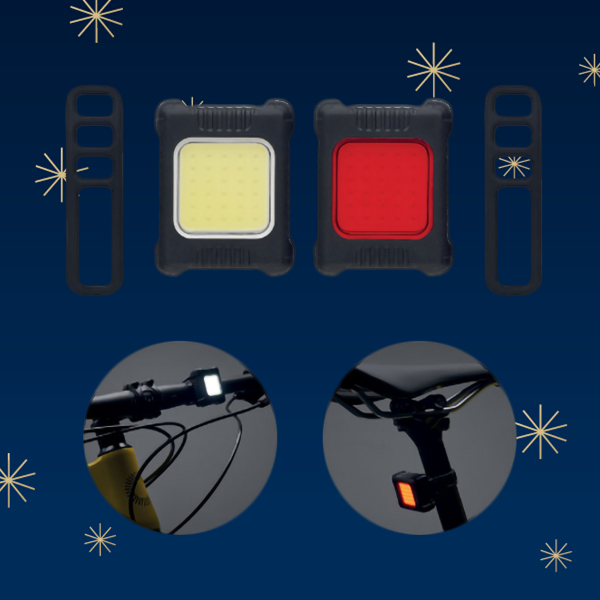Zwei Fahrradlichter, ein gelbes und ein rotes, mit Halterungen, auf einem dunkelblauen Hintergrund. Unten sind die Lichter an einem Fahrradlenker montiert.