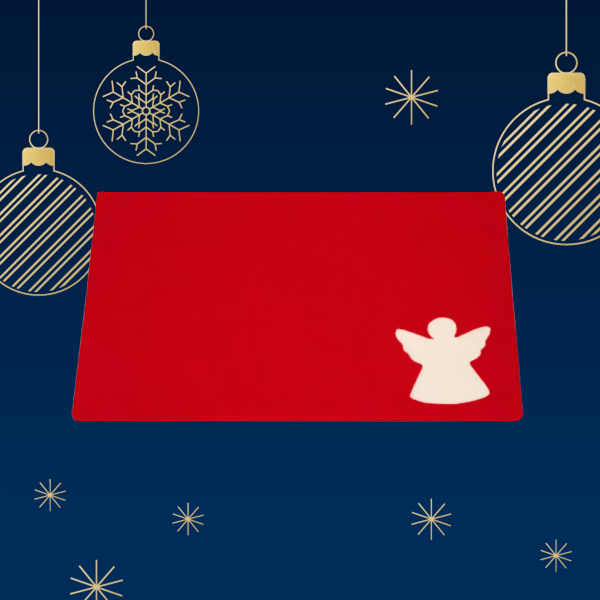 Ein rotes Tischset mit einer weißen Engel-Silhouette in der unteren rechten Ecke, vor einem blauen Hintergrund mit Weihnachtsbaumkugeln und Schneeflocken.