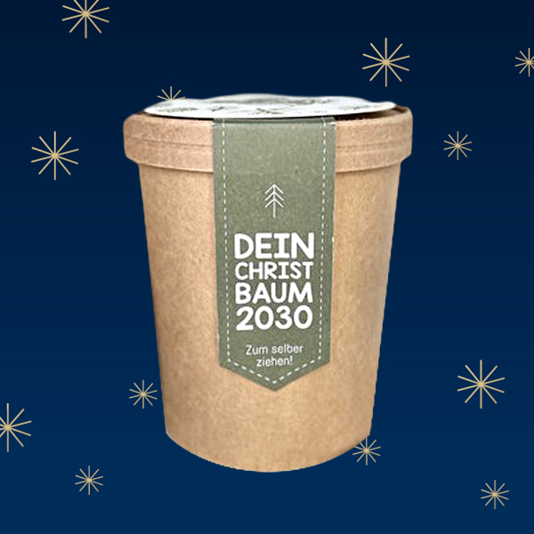 Ein runder, brauner Pappbehälter mit einem Etikett. Auf dem Etikett steht: 'DEIN CHRISTBAUM 2030. Zum selber ziehen!'