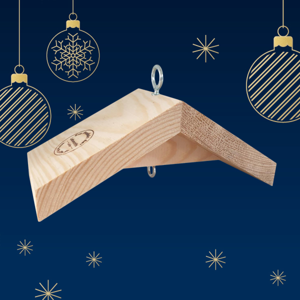 Ein hölzerner Deko-Hänger in Form eines Daches, mit einem Metallring oben, um ihn aufzuhängen. Der Hintergrund ist dunkelblau mit Weihnachtskugeln und Sternen.