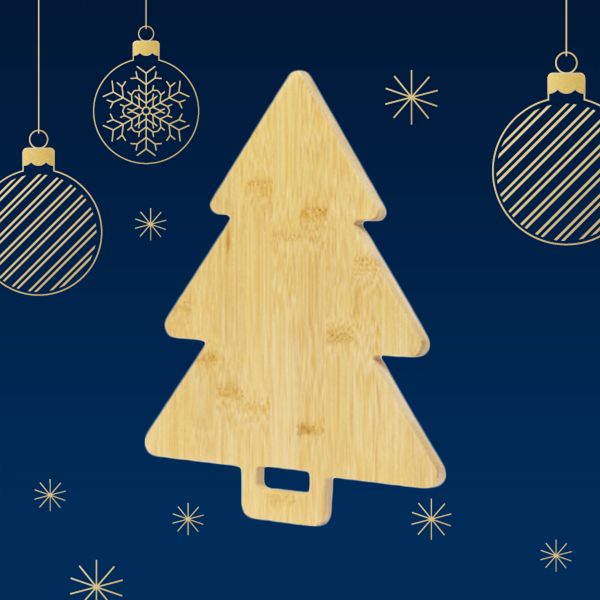 Ein Holzschneider in Form eines Weihnachtsbaums auf einem blauen Hintergrund mit Weihnachtsornamenten und Schneeflocken.