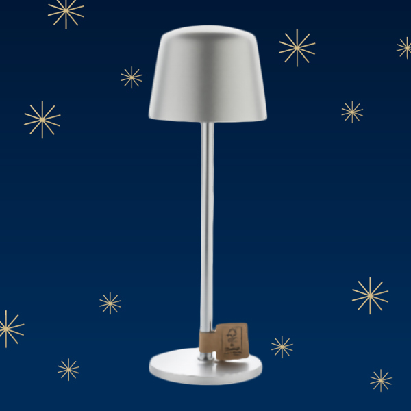 Eine moderne Tischlampe mit einem silbernen Lampenschirm und einem stabilen Fuß. Der Hintergrund ist dunkelblau mit goldenen Sternen.