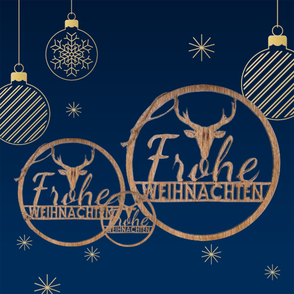 Ein Weihnachtsdesign mit einem blauen Hintergrund, das zwei Holzschriftzüge "Frohe Weihnachten" und ein Geweih zeigt, umgeben von Weihnachtsornamenten und Schneeflocken.