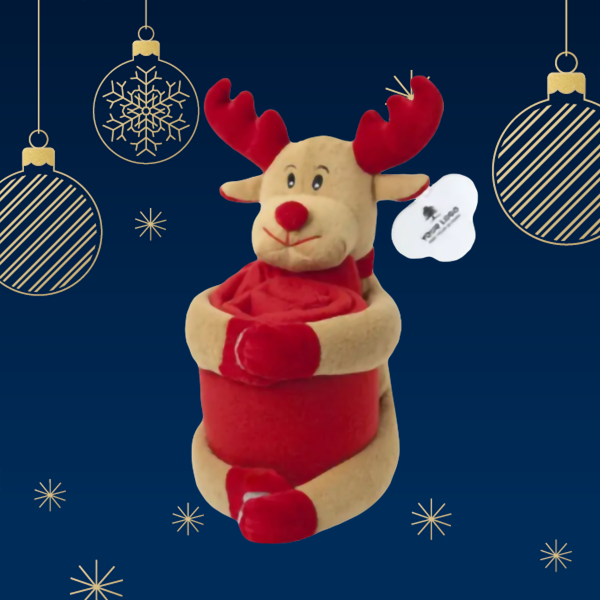 Ein Plüschrentier mit roten Hörnern und einem lächelnden Gesicht hält eine rote Decke. Der Hintergrund ist dunkelblau mit Weihnachtsornamenten.