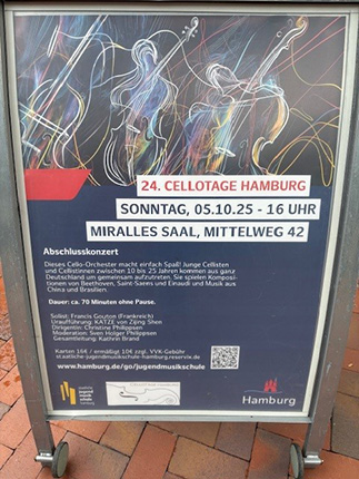 Ein Schild mit Informationen über das 24. Cellotage Hamburg am Sonntag, 05.10.25, im Miralles Saal, Mittelweg 42. Es wird ein Abschlusskonzert mit jungen Cellisten angekündigt, das 70 Minuten dauert. Weitere Details und ein QR-Code sind ebenfalls sichtbar.