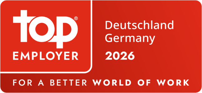 Ein rotes Emblem mit der Aufschrift 'top EMPLOYER', darunter steht 'Deutschland Germany 2026' und 'FOR A BETTER WORLD OF WORK'.