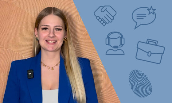 Eine Person in einem blauen Anzug mit langen, glatten Haaren steht vor einer strukturierten Hintergrundwand. Sie trägt eine zarte Halskette und Ohrstecker. Auf der rechten Seite sind Symbole zu sehen, darunter ein Händedruck, ein Sprechblasen-Icon, ein Headset-Symbol, eine Aktentasche und ein Fingerabdruck. Der Hintergrund ist in sanften Farben gehalten.