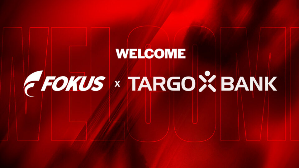 Ein roter Hintergrund mit dem Text 'WELCOME' in großen, weißen Buchstaben. Links steht das Logo von 'FOKUS' in weißer Schrift und rechts das Logo von 'TARGO BANK' in weißer Schrift, verbunden durch ein 'x'.