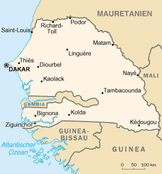 Eine Karte von Senegal zeigt die geografischen Grenzen und wichtige Städte wie Dakar, Thiès und Kolda. Im Westen grenzt Senegal an den Atlantischen Ozean, im Norden an Mauretanien und im Osten an Mali. Die Karte hebt wichtige Regionen und Nachbarländer wie Gambia und Guinea-Bissau hervor.