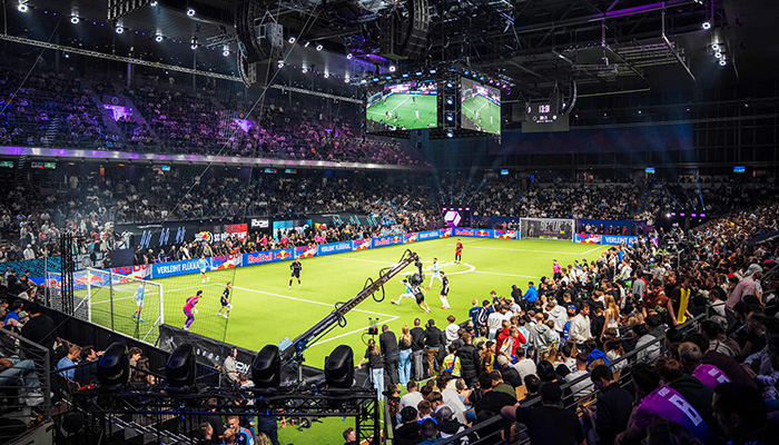 Einblick in das Stadion von dem Kleinfeld-Fußball in der Halle. 