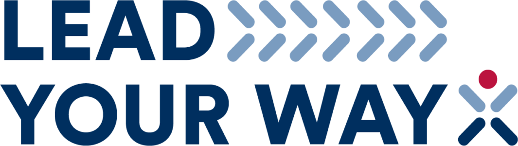 Das Bild zeigt das Logo mit dem Text "LEAD YOUR WAY". Der Text ist in blauer und hellblauer Schrift, wobei das "LEAD" größer ist und die Pfeile, die nach rechts zeigen, symbolisch für Führung stehen. Das Wort "YOUR" ist in einer etwas anderen Schriftart, und das Wort "WAY" hat ein grafisches Symbol in Form einer Person in blauer Farbe mit einem roten Punkt, der den Kopf darstellt.