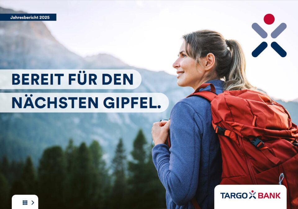 Eine Person mit einem roten Rucksack steht in der Natur, blickt auf die Berge. Der Text "Bereit für den nächsten Gipfel" ist sichtbar. Logo von TARGOBANK in der Ecke.