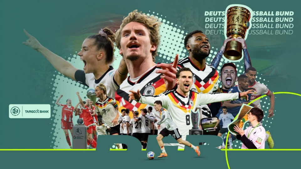 Ein Bild von Fußballspielern der deutschen Nationalmannschaft, die in verschiedenen Aktionen gezeigt werden. Es gibt eine Trophäe und das Logo der Targo Bank. Im Hintergrund sind die Worte 'DEUTSCHER FUSSBALL BUND' mehrmals wiederholt.
