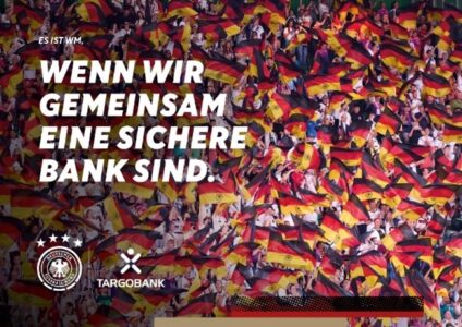 Ein lebhafter Stadionhintergrund mit einer großen Menge von Fans, die deutsche Flaggen schwenken. Der Text auf dem Bild lautet: "WENN WIR GEMEINSAM EINE SICHERE BANK SIND." Logos von TARGOBANK und DFB sind sichtbar.
