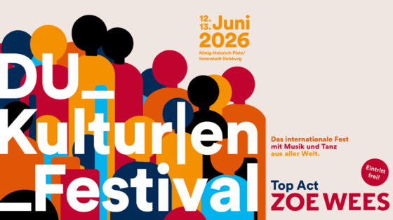Ein farbenfrohes Plakat für das DU-Kulturfestival, das am 12. und 13. Juni 2026 in Duisburg stattfindet. Es zeigt stilisierte Menschen in verschiedenen Farben und Größen. Die Veranstaltung bietet Musik und Tanz aus aller Welt. Die Hauptattraktion ist Zoe Wees. Eintritt frei.